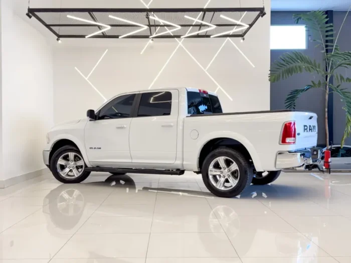 RAM CLASSIC 5.7 V8 GASOLINA LARAMIE 2023 - Imagem 4