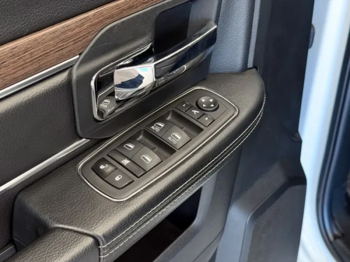 RAM CLASSIC 5.7 V8 GASOLINA LARAMIE 2023 - Imagem 8