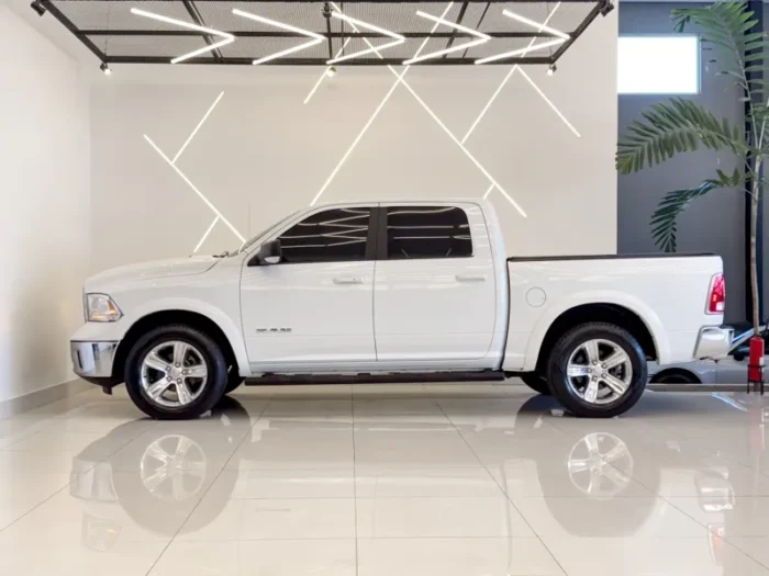 RAM CLASSIC 5.7 V8 GASOLINA LARAMIE 2023 - Imagem 17