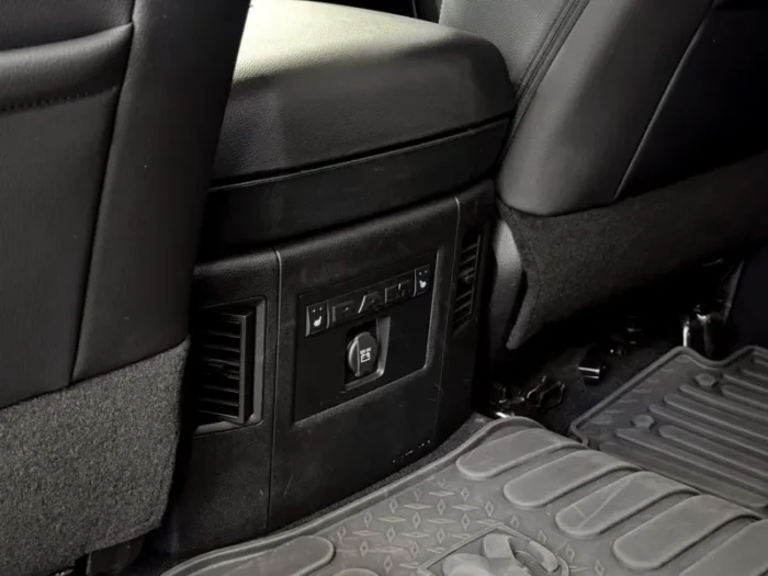 RAM CLASSIC 5.7 V8 GASOLINA LARAMIE 2023 - Imagem 14
