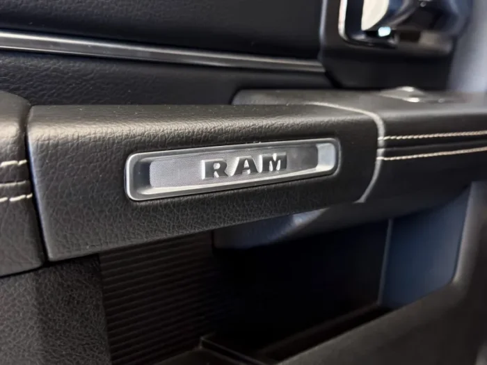 RAM CLASSIC 5.7 V8 GASOLINA LARAMIE 2023 - Imagem 13