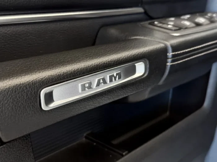 RAM CLASSIC 5.7 V8 GASOLINA LARAMIE 2023 - Imagem 12